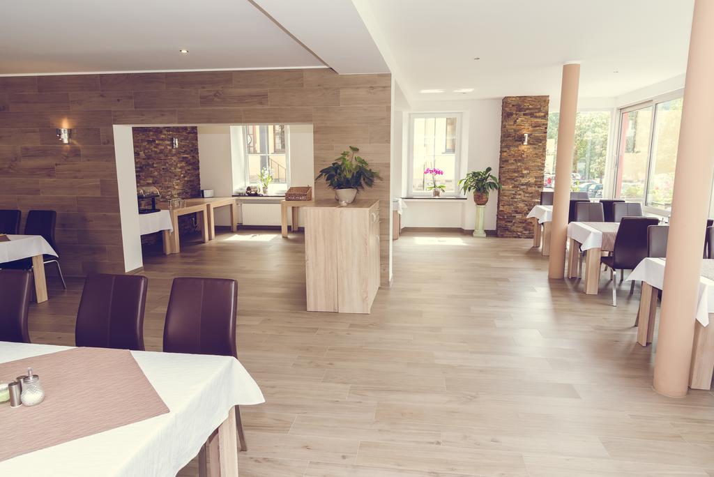 Hotel Garni Reis ทรัยส์-คาร์เดิน ภายนอก รูปภาพ